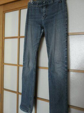 98% cotton/2% spandex women's blue jeans. Made in Canada.